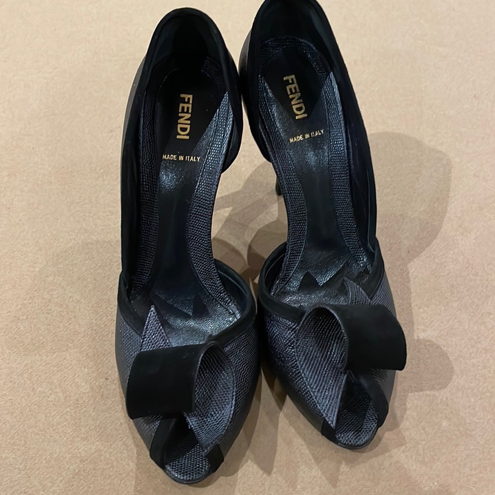 Fendi. Black/grey bow heels. Size 40